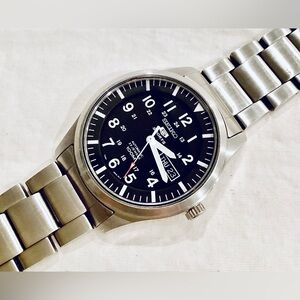 * SOLD * Seiko 5 Sports Automatic SNZG13K1 Day/Date 100M Mens Field Watch